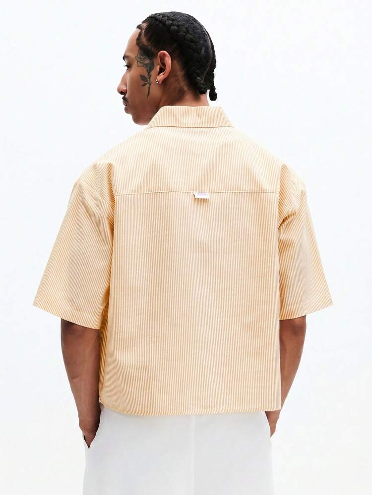 Chemise boutonnée à manches courtes rayée, coupe ajustée, avec poche poitrine et logo brodé