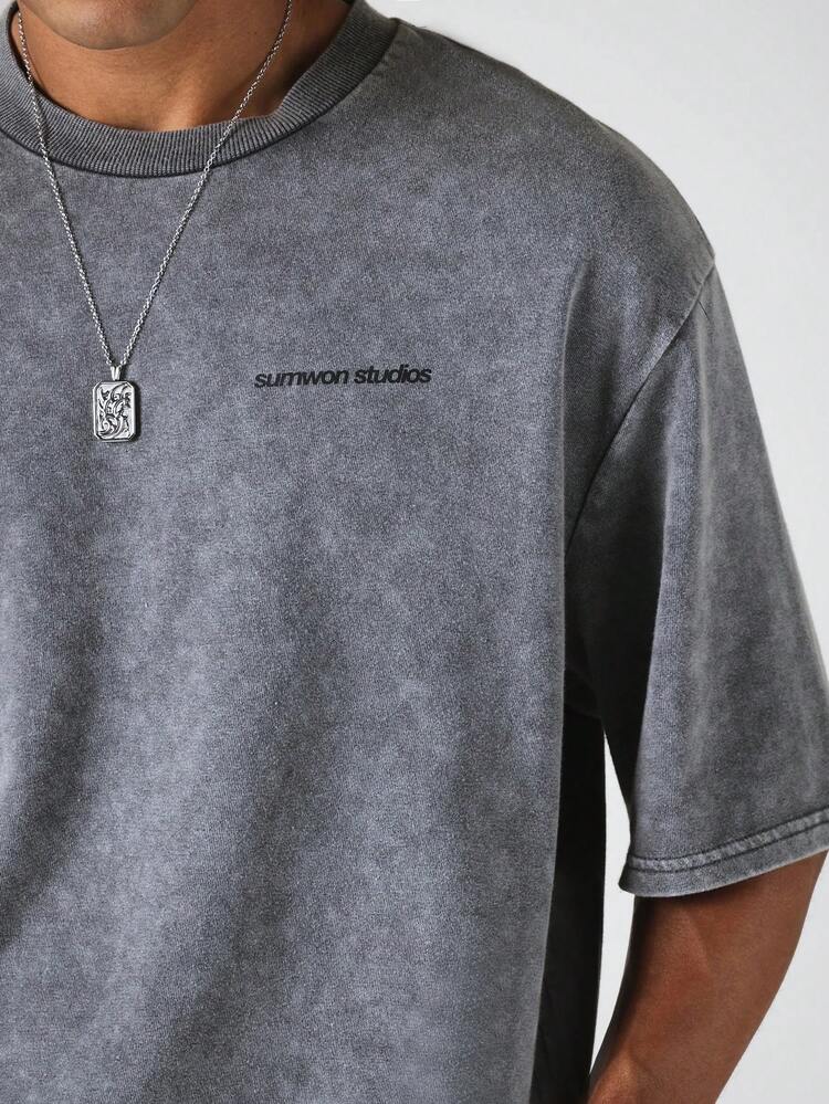 Camiseta de cuello redondo oversize con lavado ácido y estampado de eslogan grande en la espalda, estilo callejero