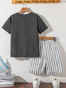 SHEIN 兒童 2件組 青少年男童休閒寬鬆圖案印花圓領T恤與條紋印花短褲套裝，舒適百搭，適合春夏季戶外玩耍、日常穿著與夏季假期 - 彩色 - 查看 3