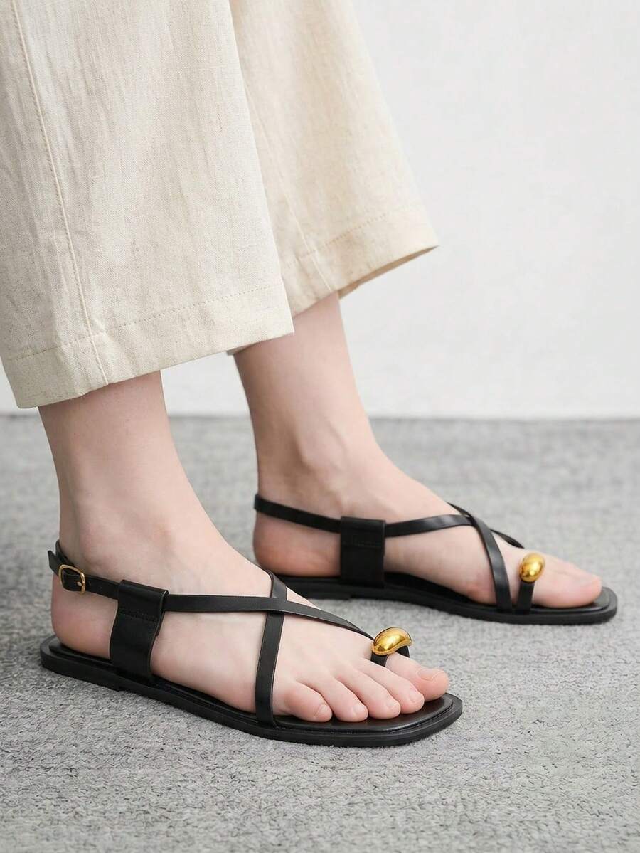 CUCCOO BIZCHIC 女款舒適方頭交叉設計金屬扣飾PU材質柔軟純色黑色平底涼鞋,度假鞋,羅馬涼鞋,適合夏季通勤、度假、復活節及海灘派對,女款平底拖鞋時尚款 - 黑色 - 查看 1