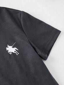 SHEIN 小男孩休閒學院風度假圓領短袖T恤印花圖案搭配彈性腰帶織紋條紋口袋短褲實用套裝 開學季男孩套裝 適合生日派對、派對、表演、婚禮、洗禮、開學、日常、上學、旅行、運動、春夏季 - 灰色 - 查看 5