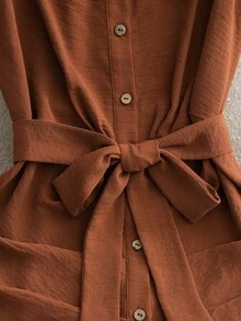 Franclia Damen Sommer einfarbiges ärmelloses Kleid, Minikleid mit Taillengürtel und Knopfleiste, geeignet für Urlaub, Pendeln und Dates - Braun - Übersicht 7