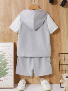 SHEIN 夏季男童休闲纯色拉链连帽运动背心，搭配纯色短裤，饰有小logo印花，亲肤柔软面料，适合男童日常穿着，时尚舒适。 - 灰色 - 查看 2