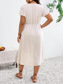 SHEIN Frenchy 大尺碼女款條紋短袖單排扣休閒洋裝 - 彩色 - 查看 3
