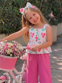 SHEIN Elladie kids 春夏季女童兩件式套裝，心形與花卉印花方領吊帶上衣 + 桃紅色寬腿長褲，方領吊帶設計適合夏季，胸前鈕扣細節增添優雅，荷葉邊下擺剪裁俏皮活潑；清新心形與花卉印花充滿活力可愛，搭配純色長褲打造簡約優雅造型，整體風格甜美亮眼，適合日常出遊、遊樂園、派對、親子活動等 - 粉色 - 查看 9