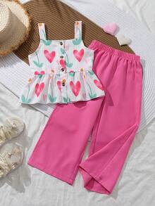 SHEIN Elladie kids 春夏季女童兩件式套裝，心形與花卉印花方領吊帶上衣 + 桃紅色寬腿長褲，方領吊帶設計適合夏季，胸前鈕扣細節增添優雅，荷葉邊下擺剪裁俏皮活潑；清新心形與花卉印花充滿活力可愛，搭配純色長褲打造簡約優雅造型，整體風格甜美亮眼，適合日常出遊、遊樂園、派對、親子活動等 - 粉色 - 查看 8