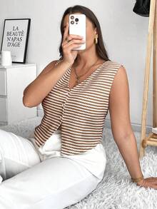 SHEIN Frenchy 大尺碼女款條紋單排扣休閒背心 - 咖啡棕 - 查看 4