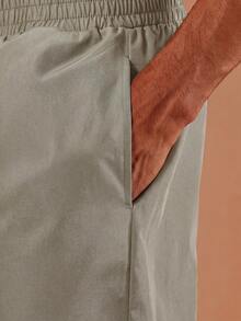 SUMWON Celana Pendek Pantai Regular Fit Model Tarik dengan Pinggang Elastis dan Kantong Samping untuk Liburan Musim Panas - Light Grey - View 6