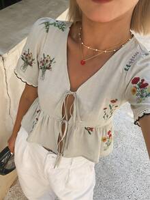 DAZY 女款休閒夏季度假上衣襯衫，花卉刺繡、拼接蕾絲飾邊、修身短版、前綁帶設計 - 杏色 - 查看 1