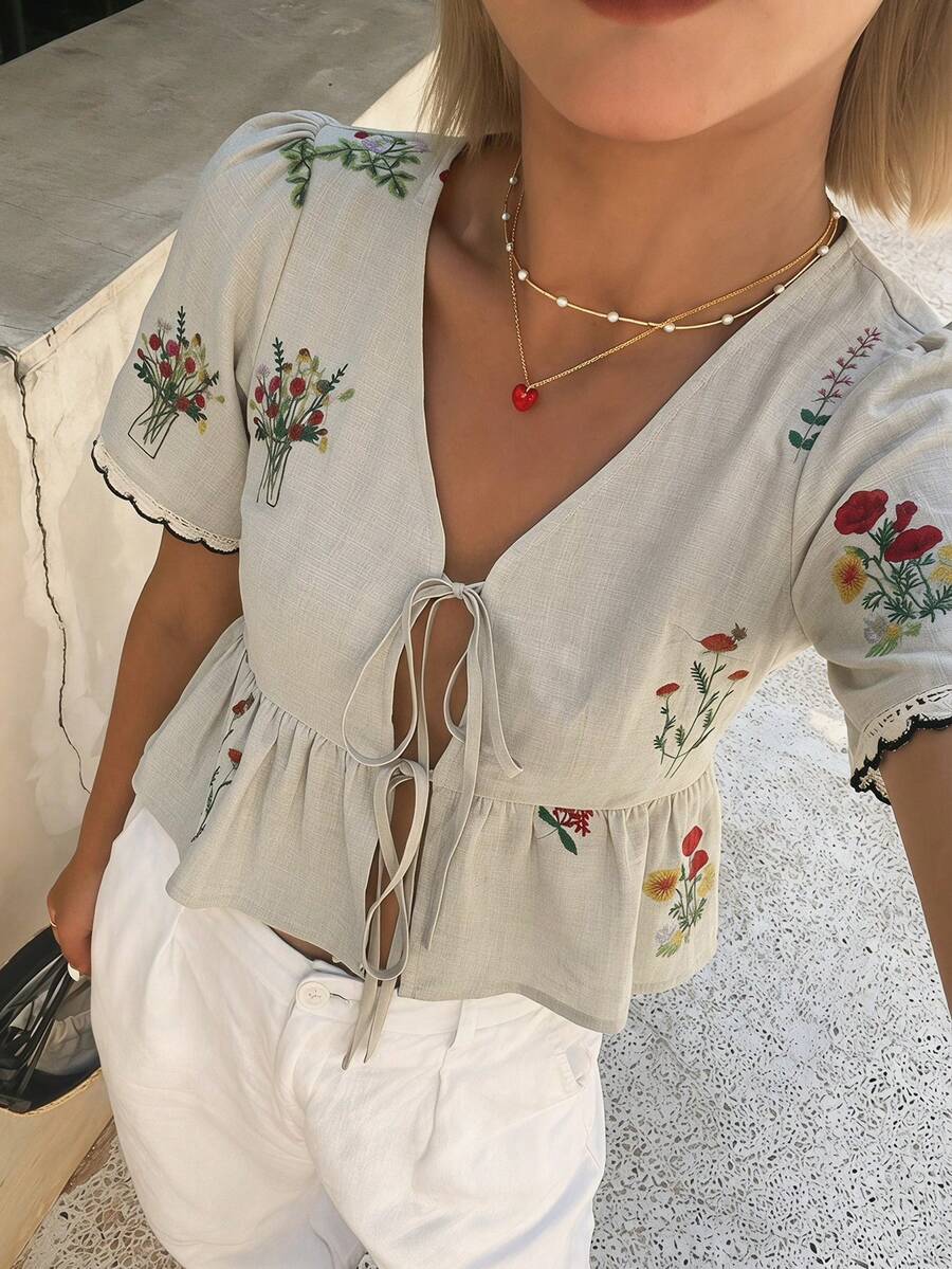 DAZY 女款休閒夏季度假上衣襯衫,花卉刺繡、拼接蕾絲飾邊、修身短版、前綁帶設計 - 杏色 - 查看 1