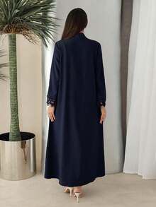 Al Najma 女款素色對比蕾絲袖口單排扣長袍 - 藏蓝色 - 查看 2