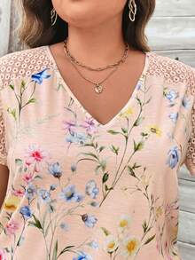 SHEIN LUNE Kaos Wanita Ukuran Besar Motif Bunga, Leher V, Lengan Pendek dengan Hiasan Renda - MultiWarna - View 5