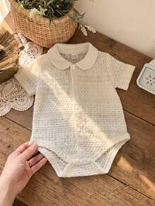 SHEIN Vintaside Kids 男嬰春夏淺米色圓領前開襟長袖連身裙，針織提花網眼面料，設計簡約百搭可愛，前開襟方便穿脫，舒適適合日常室內穿著、休閒穿搭，如洗禮或正式家庭聚會 - 米色 - 查看 4