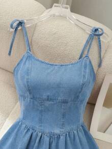 SHEIN MOD 女款肩部打結休閒細肩帶牛仔洋裝 - 淺色水洗藍 - 查看 3