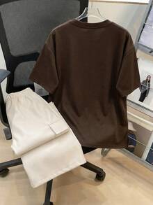 SHEIN Little Byeori 男童简约纯色小写字母撞色纹理深灰色短袖T恤搭配乳白色工装裤套装，休闲学院风，舒适时尚，简约实用，百搭柔软面料，适合日常穿着，适合上学，适合旅行，适合户外运动，适合春、夏、秋、冬四季，夏季穿搭，Y2K风格，度假潮流，2026春夏街头风，酒红色，假日复古波西米亚风，节日派对，可爱生日男孩，低调休闲舒适 - 彩色 - 查看 5