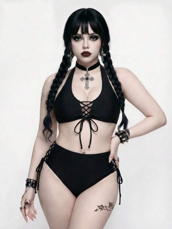 ROMWE Goth 2026新款黑色Y2K繫帶比基尼兩件套女款（提供大尺碼）夏季度假海灘泳衣｜掛脖深V領拉長頸部線條，前胸抽繩交叉繫帶可調式托胸，側繫低腰比基尼褲貼身不勒肉，暗黑哥德辣妹風拍照吸睛泳衣套裝