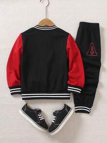 SHEIN Genkimix Kids 2 件套年轻男孩学院风服装，黑色针织毛衣，白色袖子和大号 A 字母印花，搭配同色印花运动裤，衣领、袖口、下摆和裤脚饰有罗纹，松紧腰身，穿着舒适，休闲简约风格，适合春秋季节、日常穿着、运动、上学、旅行 - 黑色 - 查看 2