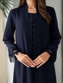 Al Najma 女款素色對比蕾絲袖口單排扣長袍 - 藏蓝色 - 查看 6
