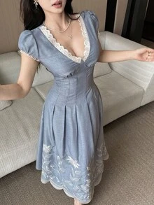 Feyla 女款蕾絲拼接花卉刺繡圖案百褶優雅收腰中長洋裝 - 灰藍色 - 查看 3
