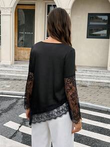 Serisse Kemeja Wanita Fashion Komuter Warna Polos dengan Patchwork Renda dan Hem Asimetris - Hitam - View 2