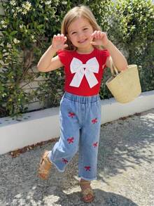 SHEIN 2件組女嬰紅色與白色夏季套裝，可愛2歲生日荷葉袖上衣搭配3D蝴蝶結刺繡牛仔喇叭褲，柔軟針織提花 - 紅色 - 查看 3