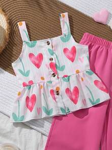 SHEIN Elladie kids 春夏季女童兩件式套裝，心形與花卉印花方領吊帶上衣 + 桃紅色寬腿長褲，方領吊帶設計適合夏季，胸前鈕扣細節增添優雅，荷葉邊下擺剪裁俏皮活潑；清新心形與花卉印花充滿活力可愛，搭配純色長褲打造簡約優雅造型，整體風格甜美亮眼，適合日常出遊、遊樂園、派對、親子活動等 - 粉色 - 查看 7