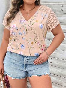 SHEIN LUNE Kaos Wanita Ukuran Besar Motif Bunga, Leher V, Lengan Pendek dengan Hiasan Renda - MultiWarna - View 3