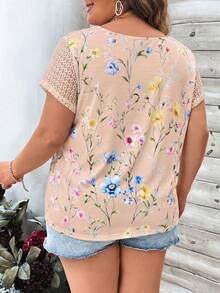 SHEIN LUNE Kaos Wanita Ukuran Besar Motif Bunga, Leher V, Lengan Pendek dengan Hiasan Renda - MultiWarna - View 2