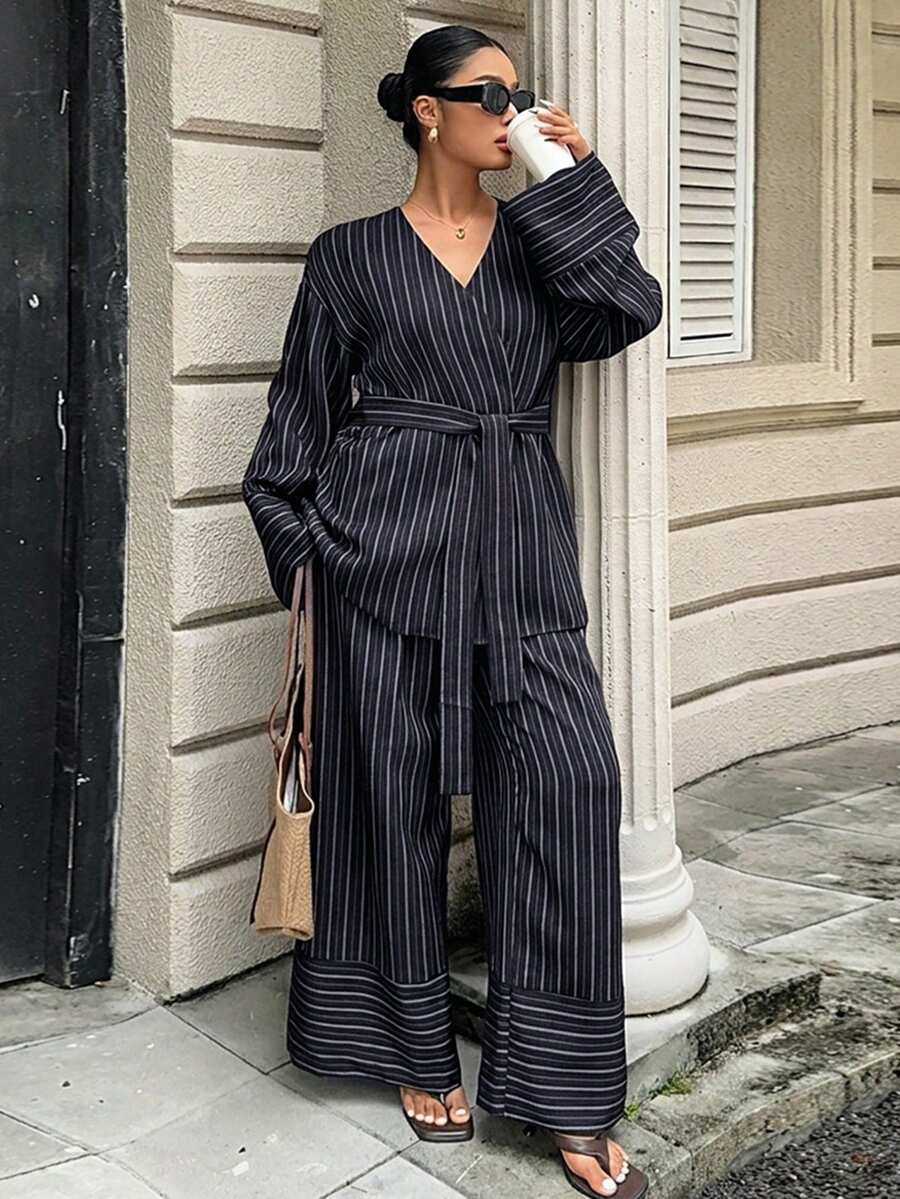 Livesso 通勤辦公度假穿搭V領休閒繫帶上衣長褲條紋大尺碼女裝藍色條紋套裝 - 藏蓝色 - 查看 1