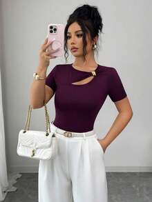 SHEIN Raffinéa 女款春夏性感鏤空金屬裝飾不對稱領口深紫色短袖夜店風上衣 - 紫色 - 查看 3