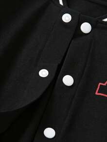 SHEIN Genkimix Kids 2 件套年轻男孩学院风服装，黑色针织毛衣，白色袖子和大号 A 字母印花，搭配同色印花运动裤，衣领、袖口、下摆和裤脚饰有罗纹，松紧腰身，穿着舒适，休闲简约风格，适合春秋季节、日常穿着、运动、上学、旅行 - 黑色 - 查看 3
