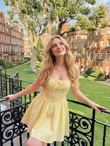 SHEIN MOD Gaun Mini Kuning Nyaman untuk Wanita, Bagian Dada Berlipit, Kancing Depan, Gaya Cottagecore, Liburan, Gaya Pedesaan, Pantai, Pesta Teh, Pesta Kebun, Retro, Prom, Musim Panas - Kuning - View 2