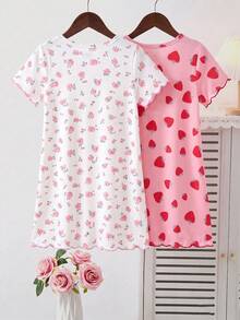 SHEIN 2件組少女睡衣套裝，2件式組合清新水果印花風格，一件滿版草莓與花朵圖案，一件滿版櫻桃與綠葉圖案，粉色與白色，輕盈光滑聚酯纖維面料，柔軟親膚，短袖圓領洋裝款式，舒適不緊身，以2件式組合銷售，女童日常休閒穿著類別，可機洗 - 彩色 - 查看 2