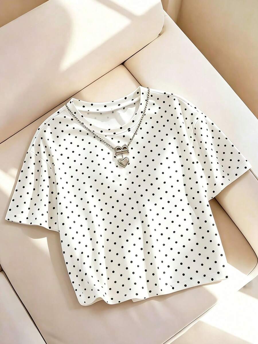 SHEIN 這是一款女童與大童穿著的時尚休閒黑白圓點圓領短袖T恤。面料舒適柔軟,搭配經典黑白圓點圖案。設計有寬肩、修身腰線與休閒版型,百搭實穿,適合日常穿著、外出、上學及派對。 - 黑與白 - 查看 1