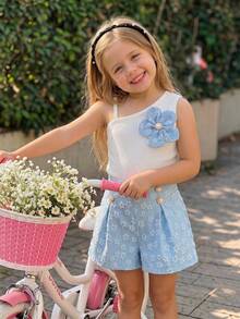 Elladie kids 少女甜美清新3D花卉裝飾白色細肩帶上衣與淺藍色提花短褲套裝，紋理柔軟親膚修身背心上衣與高腰寬腿短褲，適合日常、旅行、生日派對的百搭時尚穿搭 - 藍色 - 查看 5