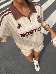 Muchica 女款淡黃色條紋針織短袖 Polo 衫與配套短褲休閒兩件套，適合夏季穿著。配有對比棕色領口與條紋袖子，馬印花增添復古、學院風、經典、時尚、青春與街頭感。面料光滑舒適，是秋冬與夏季的理想選擇。 - 彩色 - 查看 5