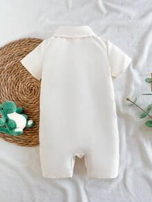 SHEIN Vintaside Kids Bộ romper bé trai tay ngắn cổ bẻ họa tiết động vật dễ thương màu mơ, mở phía trước, romper cổ bẻ mùa hè cho bé, phù hợp cho mùa xuân và mùa hè, phù hợp cho 3M-24M - Màu be - Xem 2