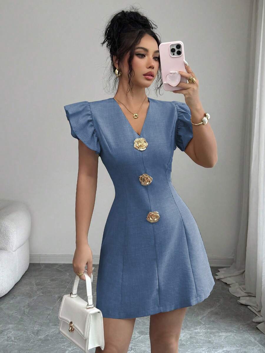 SHEIN Elenzya 女款夏季精緻優雅通勤風V領短袖玫瑰金屬扣飾收腰A字短洋裝 - 藍色 - 查看 1