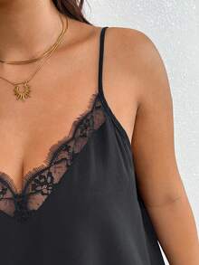 SHEIN Frenchy 大尺碼夏季性感蕾絲拼接不對稱下擺細肩帶背心 - 黑色 - 查看 6
