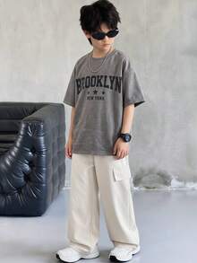 Tween Boys Simple Small Letter Clash Texture Dark Gray Short Sleeve T-Shirt And Milky White Cargo Pants Set Casual College Comfortable Fashionable Simple Practical Versatile Soft Fabric Suitable For Daily Use Suitable For School Suitable For Travel Suitable For Outdoor Sports Suitable For Spring, Summer, Autumn And Winter Seasons - Grey - View 3