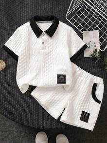 SHEIN Vacaura 2件組小男孩紋理面料POLO領上衣與長褲，對比飾邊POLO領打造層次感，精湛工藝，簡約時尚設計，展現男孩個性魅力，適合日常休閒與校園穿著，4-7歲兒童夏季理想選擇，適用於度假、假日、旅行、放鬆、曬太陽、夏季 - 黑與白 - 查看 7
