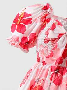 SHEIN 這款青少年女孩洋裝展現清新甜美的法式田園風，白色底色搭配鮮豔的朱槿花印花，搭配俏皮溫柔的澎澎袖與方領設計。胸前的蝴蝶結增添少女魅力，傘裙擺流暢優雅，散發輕鬆活力氛圍，非常適合度假、出遊與日常穿著 - 紅色 - 查看 6