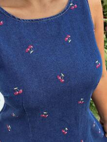 GalTyme 大尺碼女款櫻桃刺繡圖案休閒度假牛仔洋裝 夏季嘉年華服裝 通勤度假畢業典禮 時尚Y2k可愛街頭風 Coquette派對婚禮優雅商務休閒女裝 海灘畢業復活節大尺碼無袖牛仔洋裝 櫻桃刺繡迷你長度圓領款 可愛大尺碼牛仔太陽裙 無袖A字版刺繡櫻桃圓領設計 - 中等水洗藍 - 查看 5