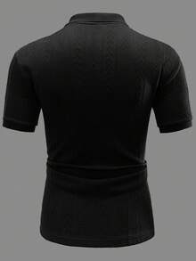 HUEFORM 男士純色前開鈕扣短袖休閒 Polo 衫，極簡日常穿搭，適合高爾夫與正式場合 - 黑色 - 查看 2