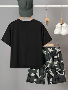 SHEIN Streecool Kids 小男孩卡通印花T恤迷彩印花短褲2件套 - 綠色 - 查看 2