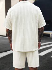 Manfinity CasualCool 男士度假休闲风格，采用INS风春夏橙色毛圈布花卉短袖衬衫和短裤套装，饰以向日葵和雏菊图案，是音乐节、夏威夷海滩度假和日常穿着的完美之选。也是送给男朋友或老公的绝佳礼物。男士短裤套装，男士两件套，男士T恤套装，男士提花针织T恤，简约时尚，适合夏季穿着。 - 杏色 - 查看 2