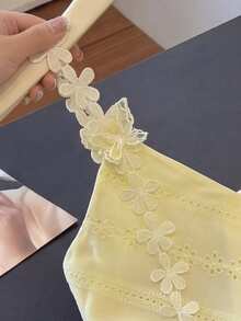 SHEIN Franclia 女款刺繡3D花朵裝飾法式甜美可愛上衣 淡黃色 夏季度假早午餐穿搭 - 黃色 - 查看 3