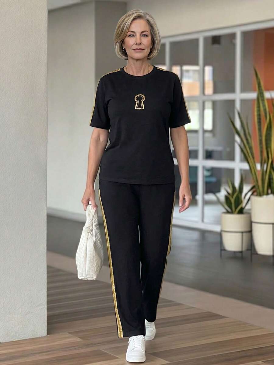 EMERY ROSE 中老年女款水鑽裝飾圓領側邊金絲帶T恤與口袋休閒長褲套裝 - 黑色 - 查看 1
