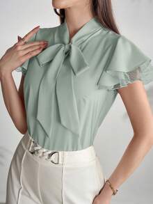 Modelyn Blus Wanita Warna Polos Kerah Ruffle Lengan Pendek Elegan untuk Bisnis Kasual Kantor Warna Hijau Sage Musim Panas - Hijau - View 3