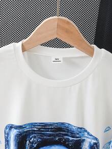 SHEIN 1件男童休閒簡約優雅冰塊表情印花前身與袖子圓領短袖套頭T恤，舒適面料，適合夏秋季節 - 白色 - 查看 3